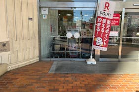 【西友 河辺店】1F店頭入口 プロモーション用途や物販、食物販のポップアップストアに最適なスーパーの屋外/屋内催事イベントスペース