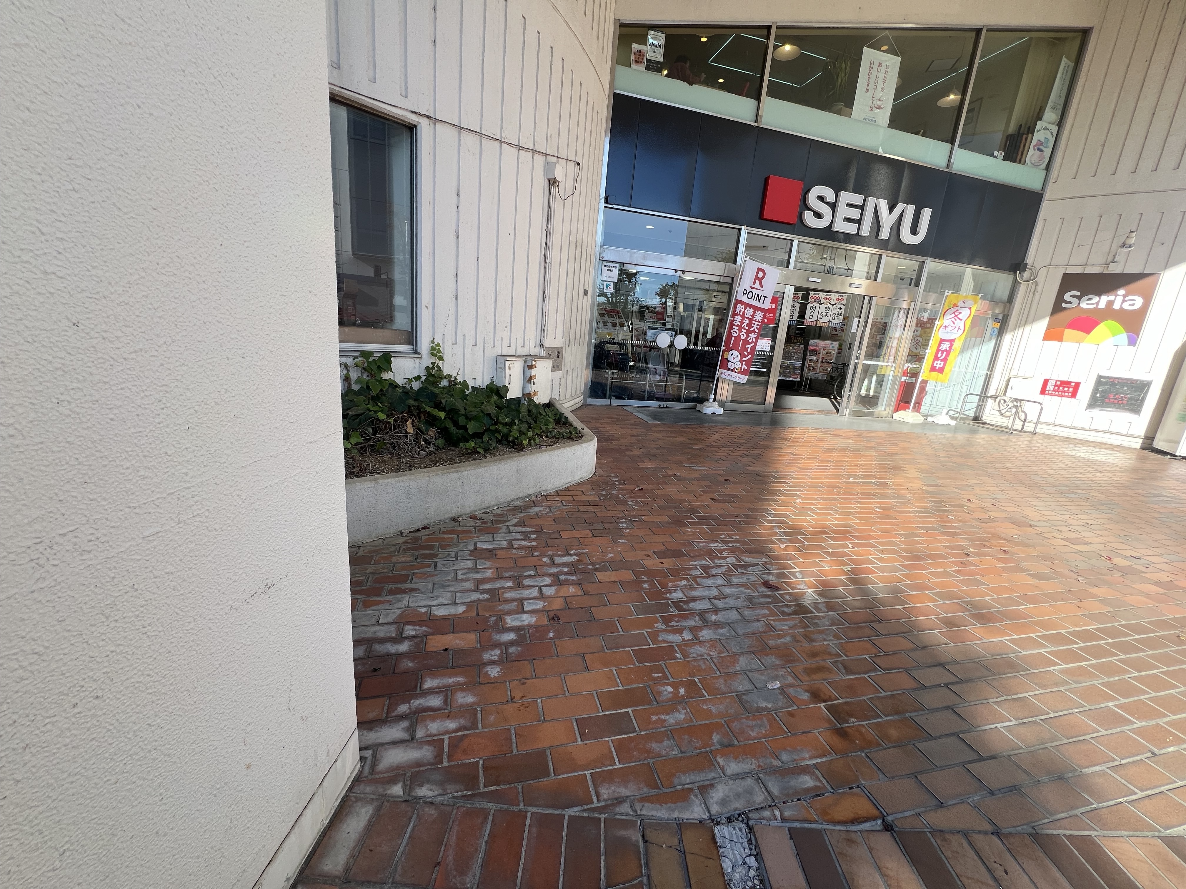 【西友　河辺店】1F店頭入口　プロモーション用途や物販、食物販のポップアップストアに最適なスーパーの屋外/屋内催事イベントスペース