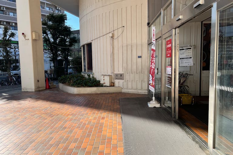 【西友 河辺店】1F店頭入口 プロモーション用途や物販、食物販のポップアップストアに最適なスーパーの屋外/屋内催事イベントスペースの画像1