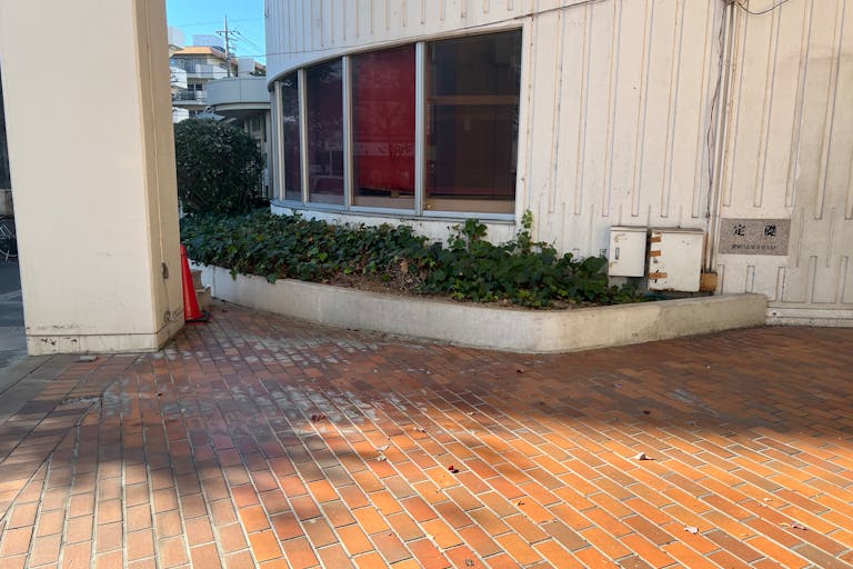 【西友 河辺店】1F店頭入口 プロモーション用途や物販、食物販のポップアップストアに最適なスーパーの屋外/屋内催事イベントスペースの画像2