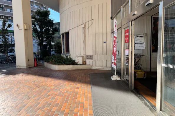 【西友 河辺店】1F店頭入口 プロモーション用途や物販、食物販のポップアップストアに最適なスーパーの屋外/屋内催事イベントスペース