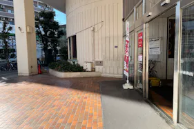 【西友 河辺店】1F店頭入口 プロモーション用途や物販、食物販のポップアップストアに最適なスーパーの屋外/屋内催事イベントスペース