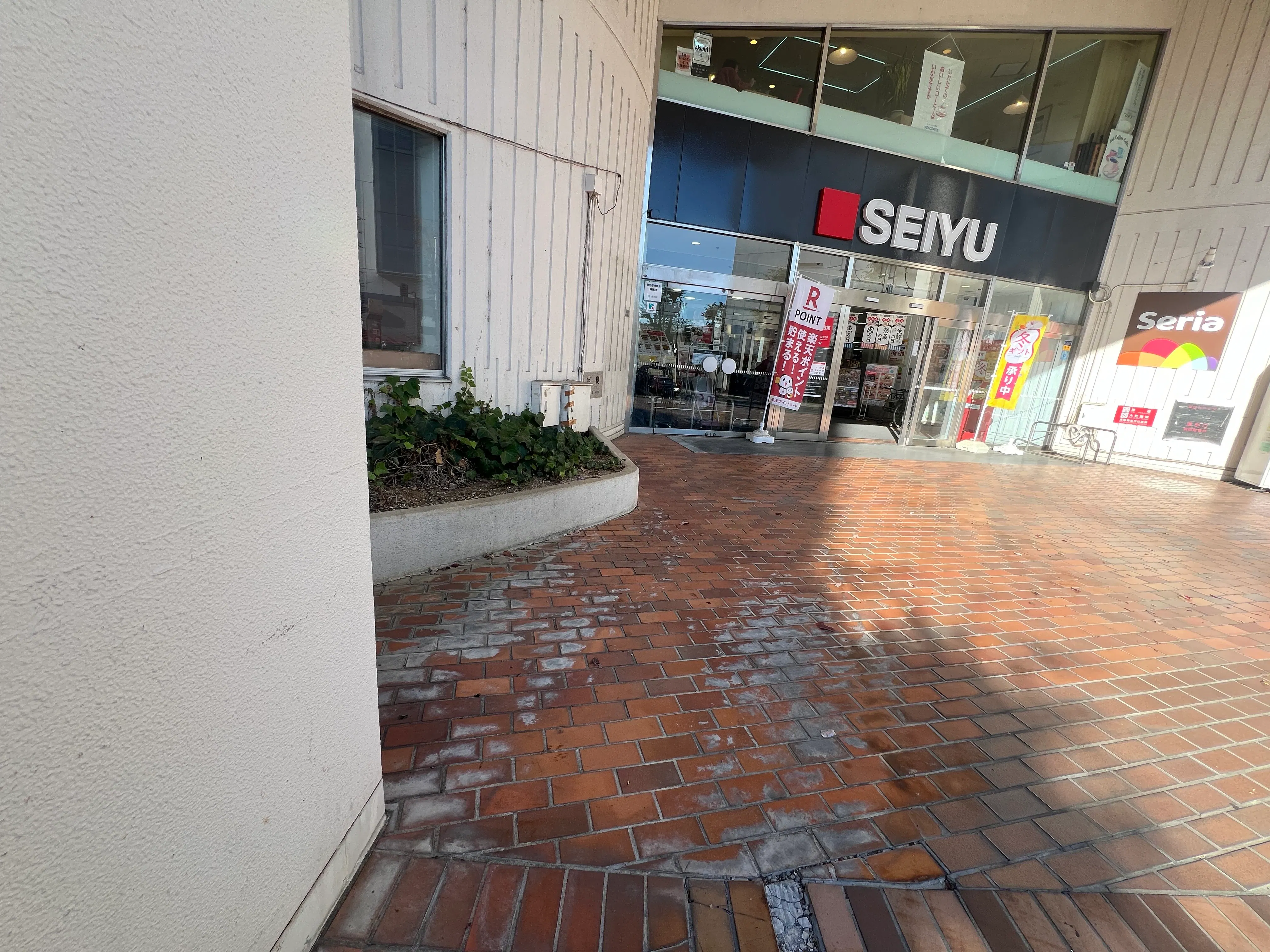 【西友　河辺店】1F店頭入口　プロモーション用途や物販、食物販のポップアップストアに最適なスーパーの屋外/屋内催事イベントスペース