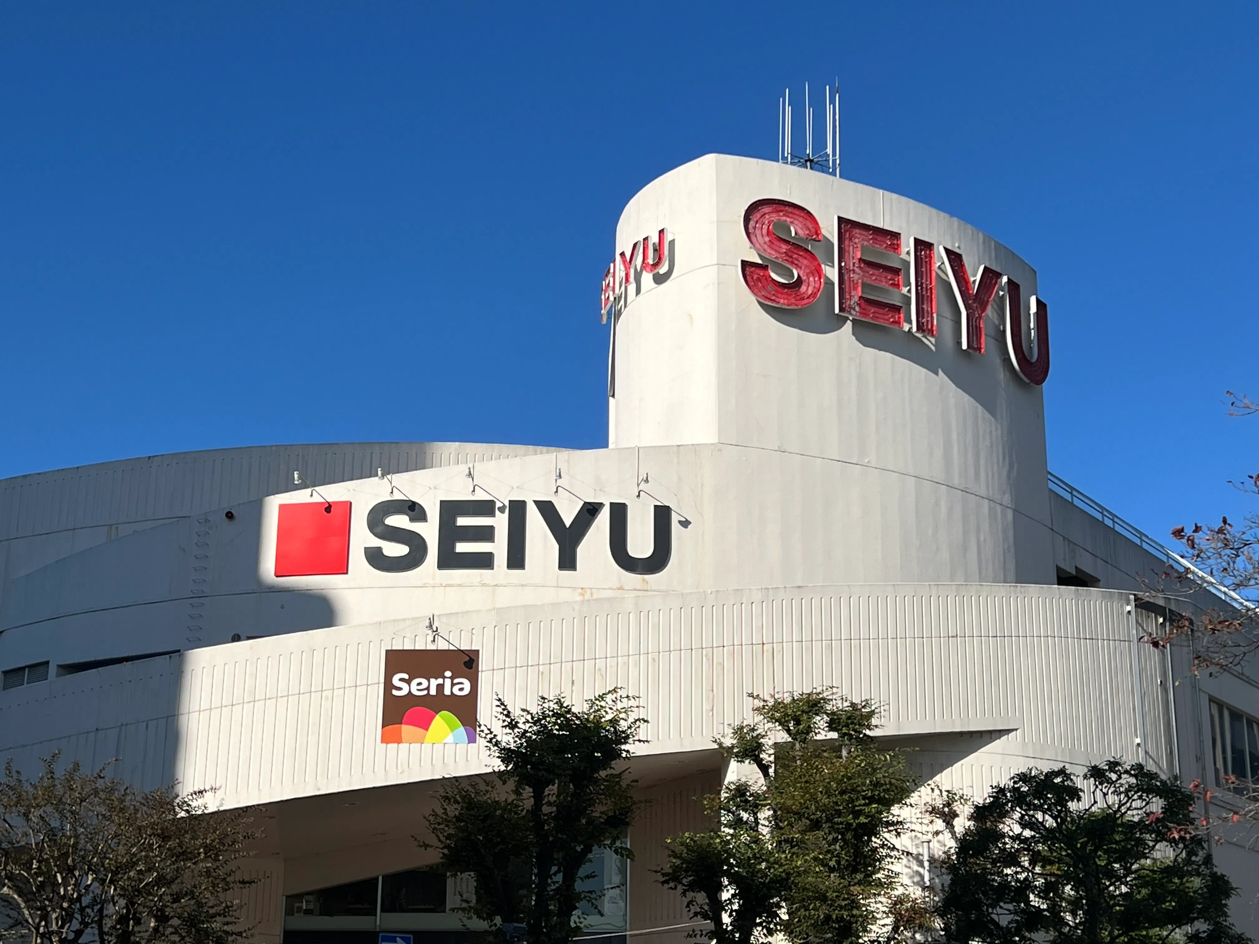 【西友　河辺店】1F店頭入口　プロモーション用途や物販、食物販のポップアップストアに最適なスーパーの屋外/屋内催事イベントスペース