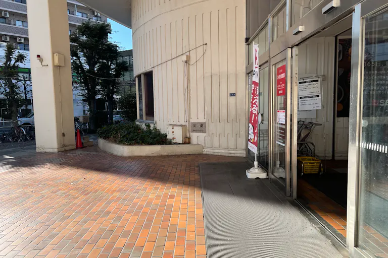 【西友 河辺店】1F店頭入口 プロモーション用途や物販、食物販のポップアップストアに最適なスーパーの屋外/屋内催事イベントスペースの画像1