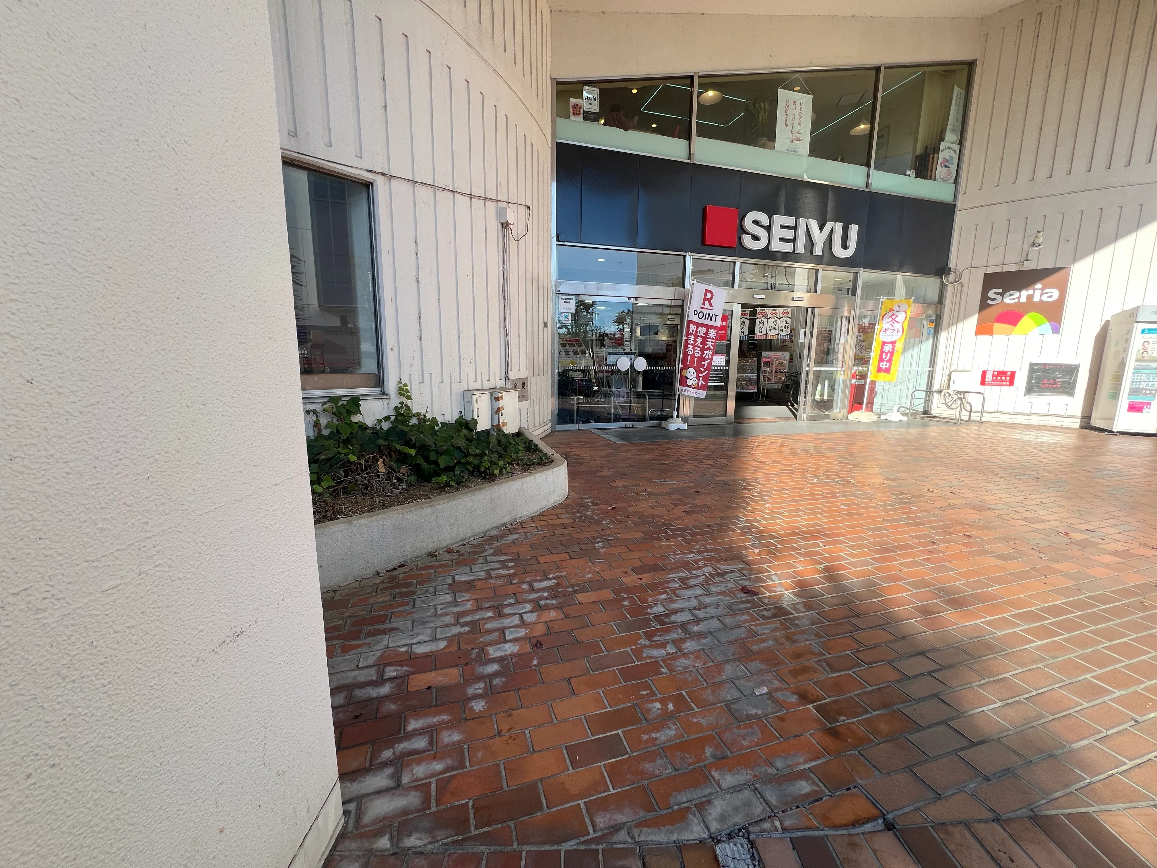 【西友 河辺店】1F店頭入口 プロモーション用途や物販、食物販のポップアップストアに最適なスーパーの屋外/屋内催事イベントスペース