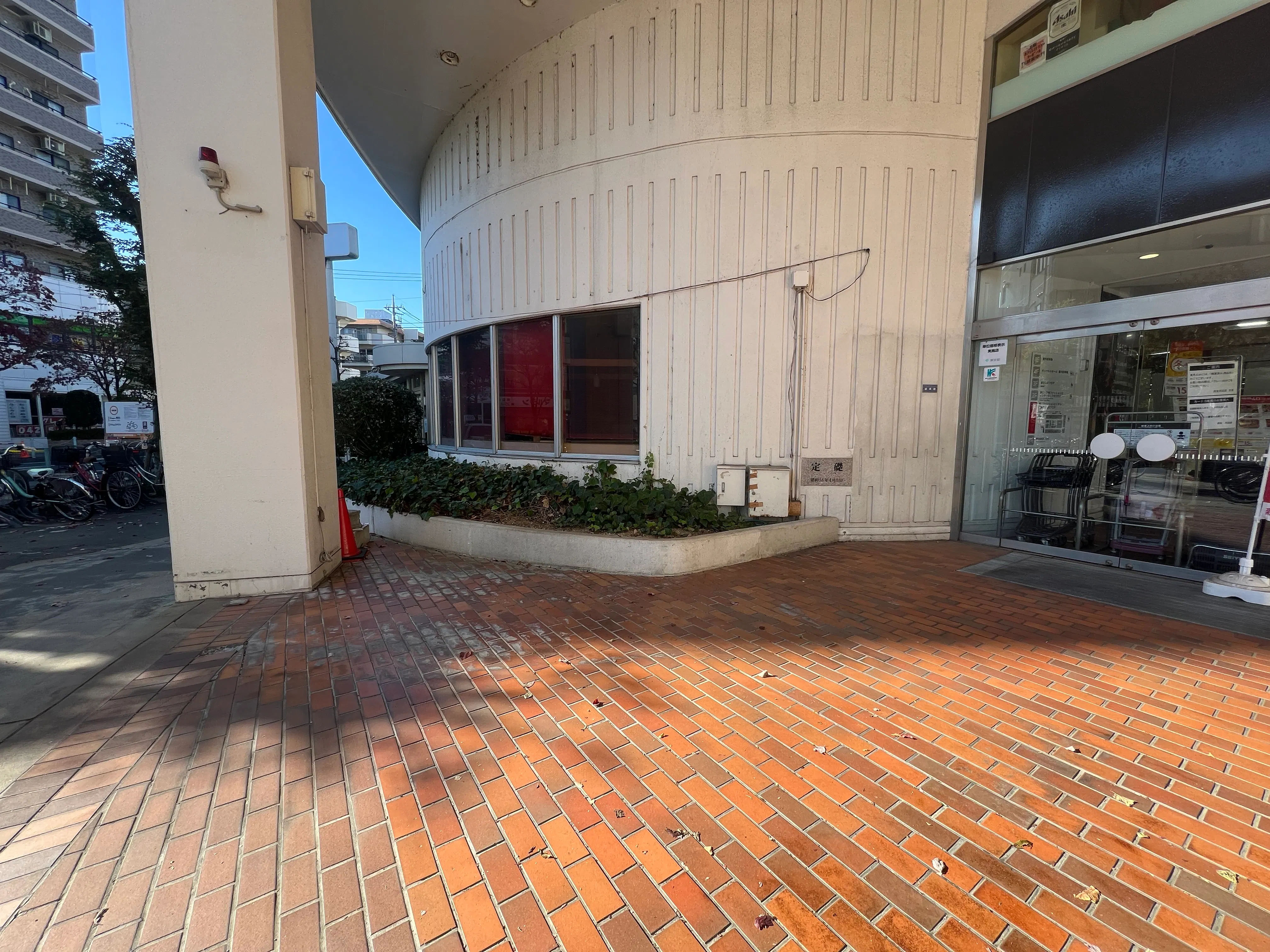 【西友　河辺店】1F店頭入口　プロモーション用途や物販、食物販のポップアップストアに最適なスーパーの屋外/屋内催事イベントスペース