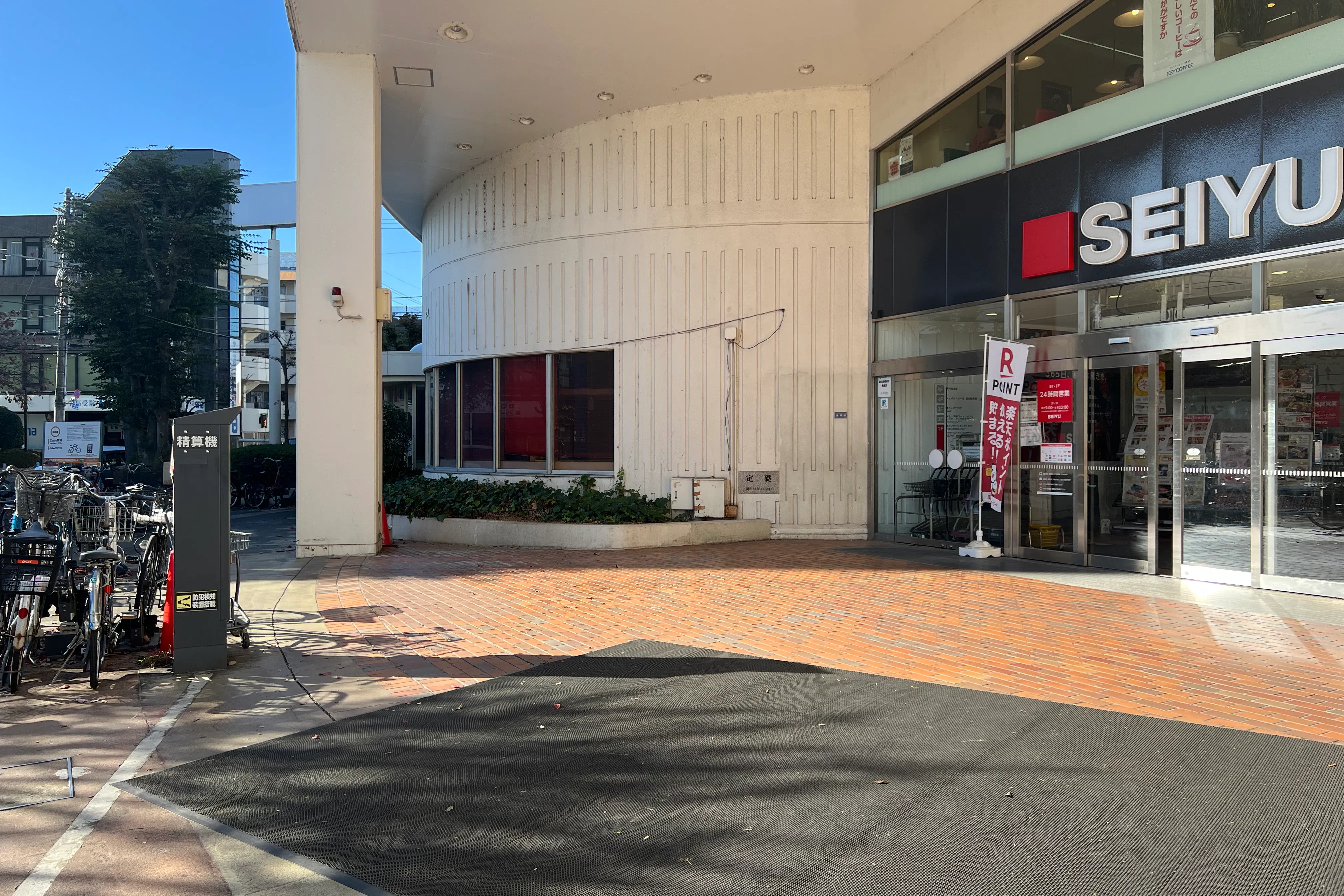 【西友 河辺店】1F店頭入口 プロモーション用途や物販、食物販のポップアップストアに最適なスーパーの屋外/屋内催事イベントスペース
