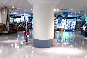 【イオンマリンピアショッピングセンター本館】各種プロモーションや物販、食物販のポップアップストアに最適な1F駅側入口柱裏の催事イベントスペース