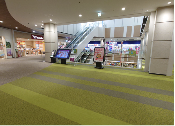 【イオンモール甲府昭和】うぐいすエスカレーター前（3F）