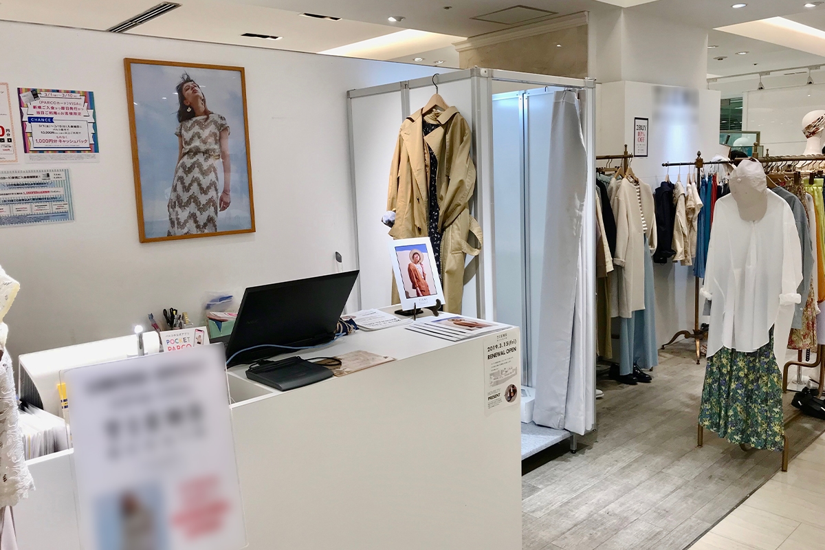 備え付けのレジカウンターが使用可能です。