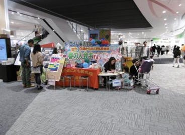 【イオンモール出雲】各種プロモーションや食物販のポップアップストアに最適なもめんコート吹き抜け横のレンタルスペースの画像