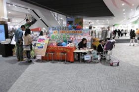 【イオンモール出雲】各種プロモーションや食物販のポップアップストアに最適なもめんコート吹き抜け横のレンタルスペース