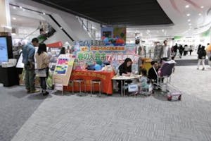 【イオンモール出雲】各種プロモーションや食物販のポップアップストアに最適なもめんコート吹き抜け横のレンタルスペース