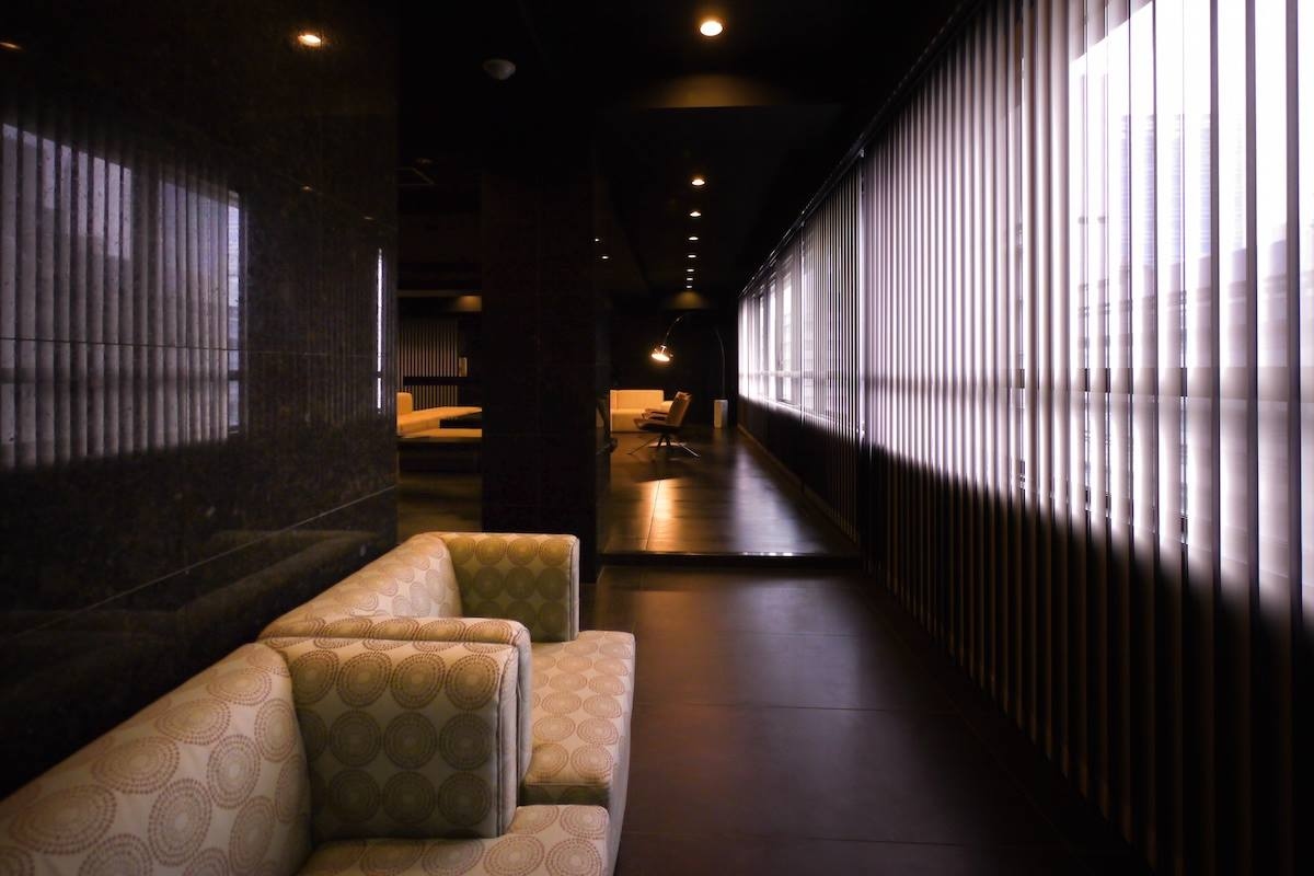 エントランス横スペース。受付時にも有効なスペースとしてご利用ください。