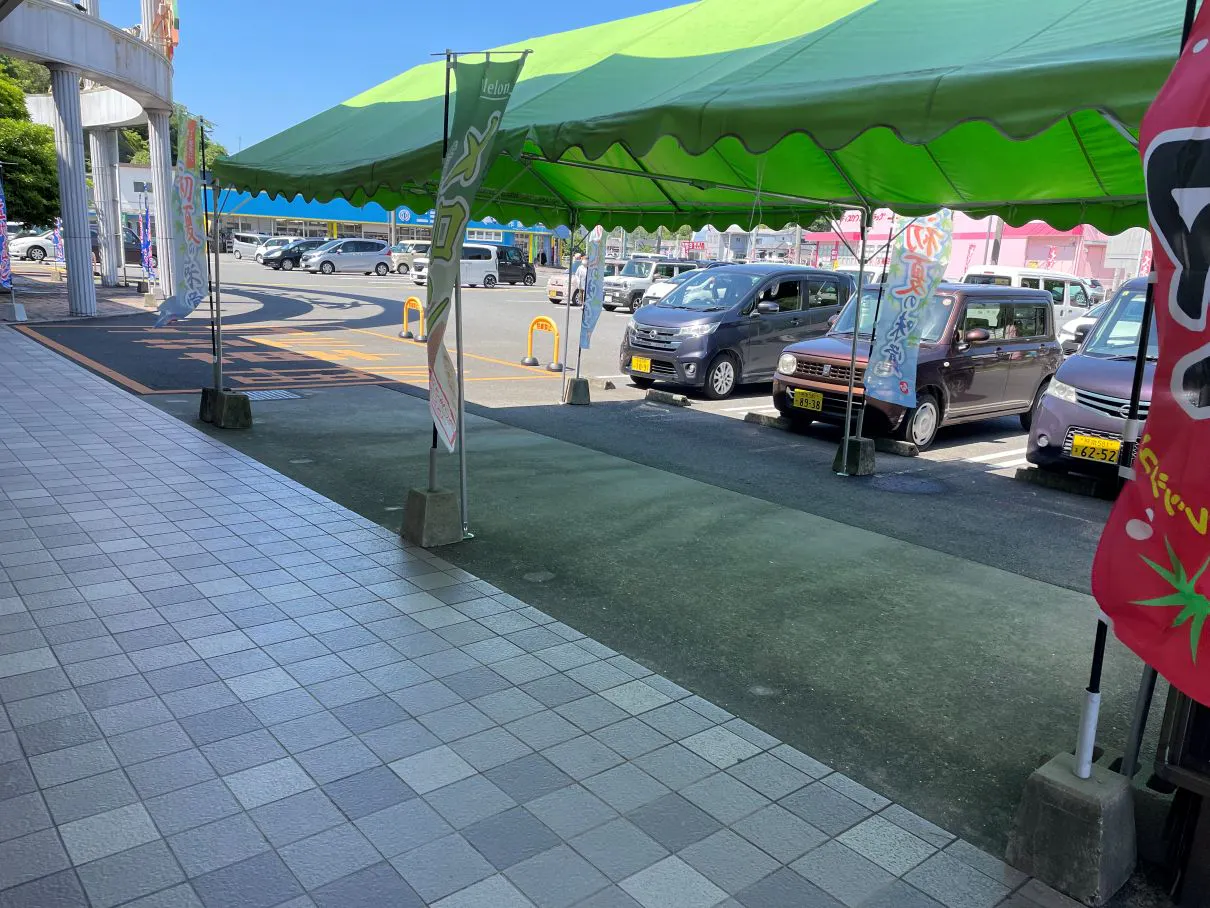 【Aコープ大矢野店】物販や販促プロモーションに最適な視認性の高い店前テント下のイベントスペース