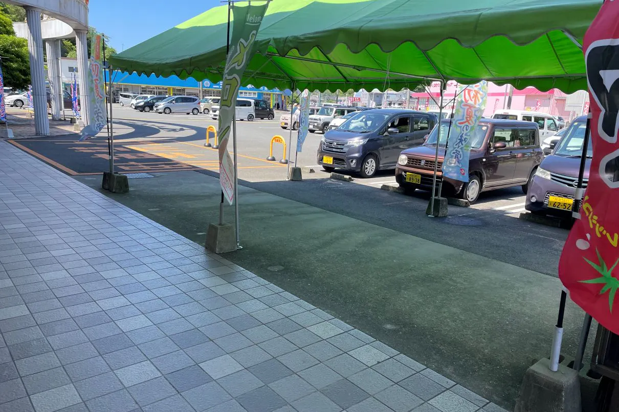 【Aコープ大矢野店】物販や販促プロモーションに最適な視認性の高い店前テント下のイベントスペース