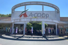 【Aコープ大矢野店】物販や販促プロモーションに最適な視認性の高い店前テント下のイベントスペース