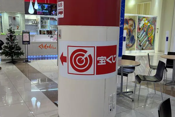 【イオンモール大牟田】モール内広告 柱巻き