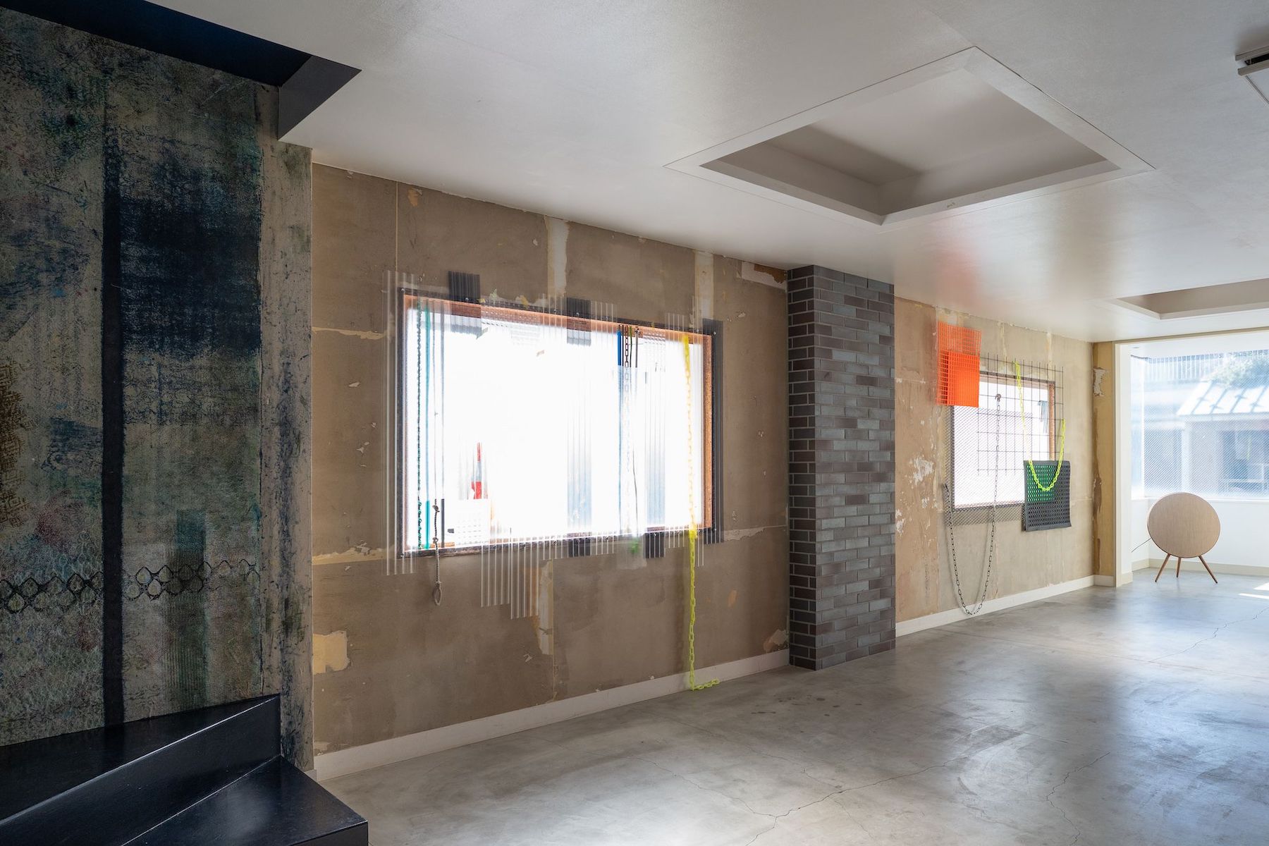 広尾駅 レンタルスタジオ 内観（3F東側布張りの壁 装飾窓）