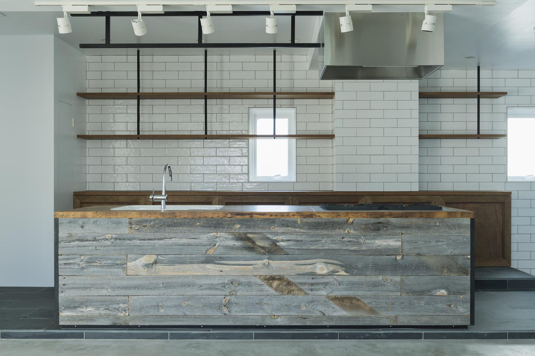 広尾駅 レンタルスタジオ 内観（3Fキッチン※自然光 現状プロップあり）