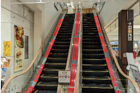 【イオンモール鈴鹿】モール内広告 エスカレーター