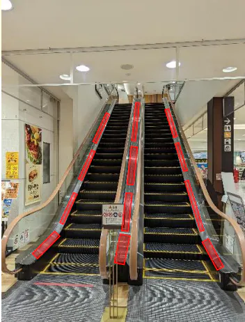 【イオンモール鈴鹿】モール内広告 エスカレーターの画像