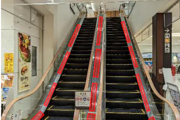 【イオンモール鈴鹿】モール内広告 エスカレーター