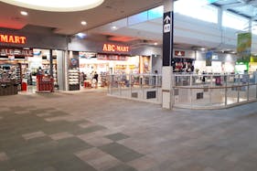 【イオンモール石巻/2F催事スペースE】各種プロモーションイベントや物販に最適なファミリー向けテナントに囲まれた通行量の多いイベントスペース