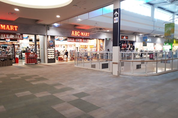 【イオンモール石巻/2F催事スペースE】各種プロモーションイベントや物販に最適なファミリー向けテナントに囲まれた通行量の多いイベントスペース