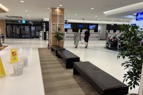 【イオンスタイル湘南茅ヶ崎/そよら湘南茅ヶ崎】商品サンプリングやPR、家族連れ向けワークショップに最適な2F立体駐車場出口近くのイベントスペース