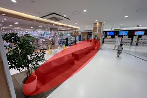 【イオンスタイル湘南茅ヶ崎/そよら湘南茅ヶ崎】商品サンプリングやPR、家族連れ向けワークショップに最適な2F立体駐車場出口近くのイベントスペース