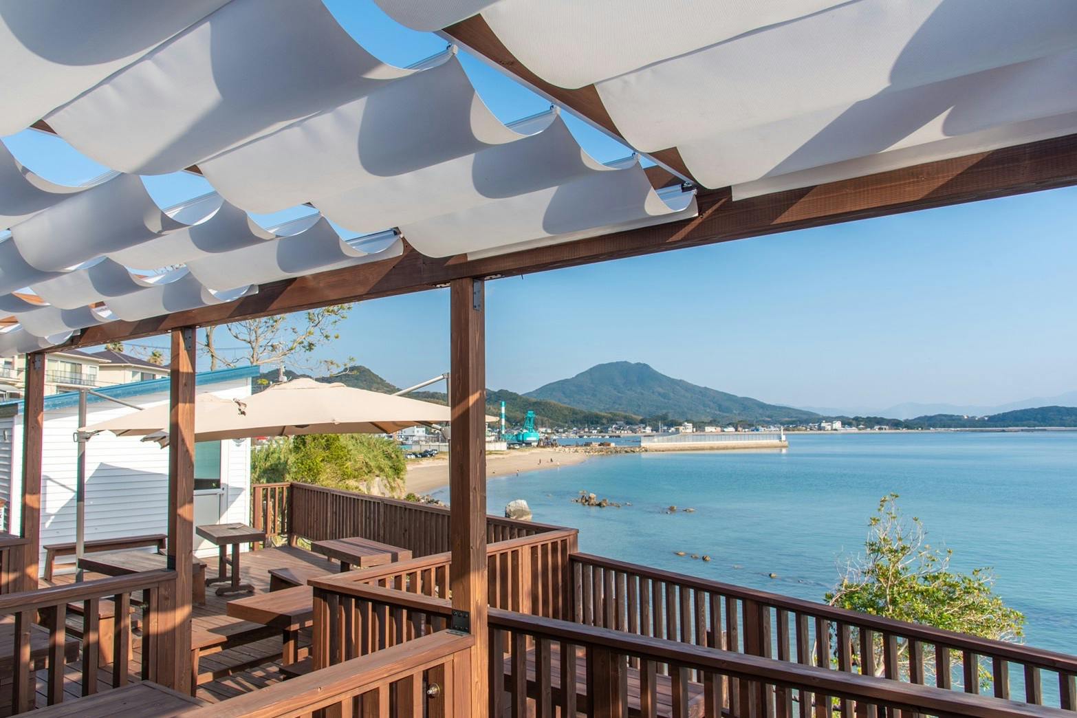 【福岡県糸島】ポップアップストアやワークショップ、撮影会やオフラインイベントに最適な糸島の海を一望できるテラス型の屋外イベントスペース