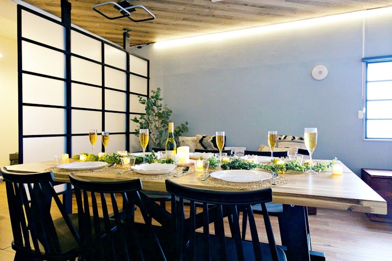 【西武新宿駅3分】撮影用途やワークショップ、オフラインイベントに最適なデザイナーズインテリアで統一された自然光が差し込むイベントスペースの画像3