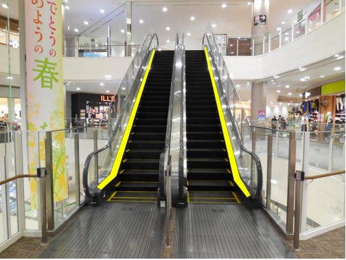 【イオンモール東員】モール内広告 エスカレーター