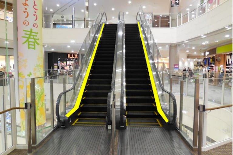 【イオンモール東員】モール内広告 エスカレーターの画像1