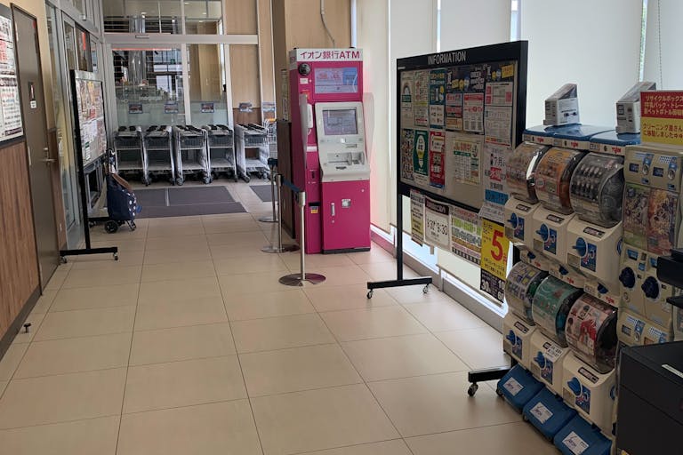 【いなげや保谷町店】各種プロモーションイベントに最適なスーパーマーケットの風除室スペースの画像2