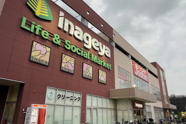 【いなげや保谷町店】各種プロモーションイベントに最適なスーパーマーケットの風除室スペースの画像3