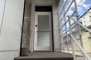 【赤坂駅3分】ポップアップストアや物販・展示会に適した白壁、自然光が入る天神・大名エリアのスペース