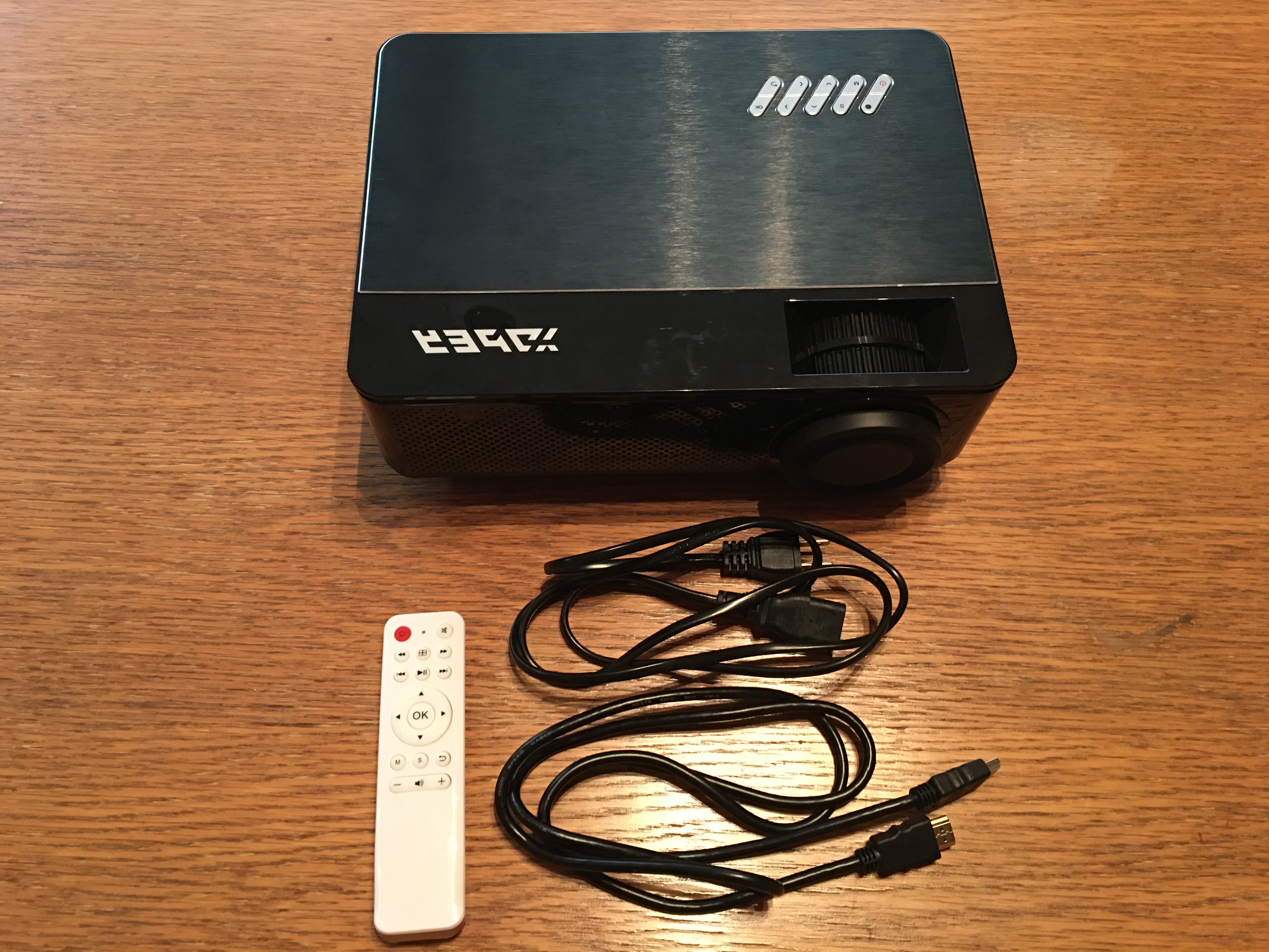 3800lmのプロジェクターは、基本料金内でご利用いただけます。スクリーンがありませんので、壁に投影していただくかスクリーンをご持参ください。 HDMIケーブル、リモコン付属。