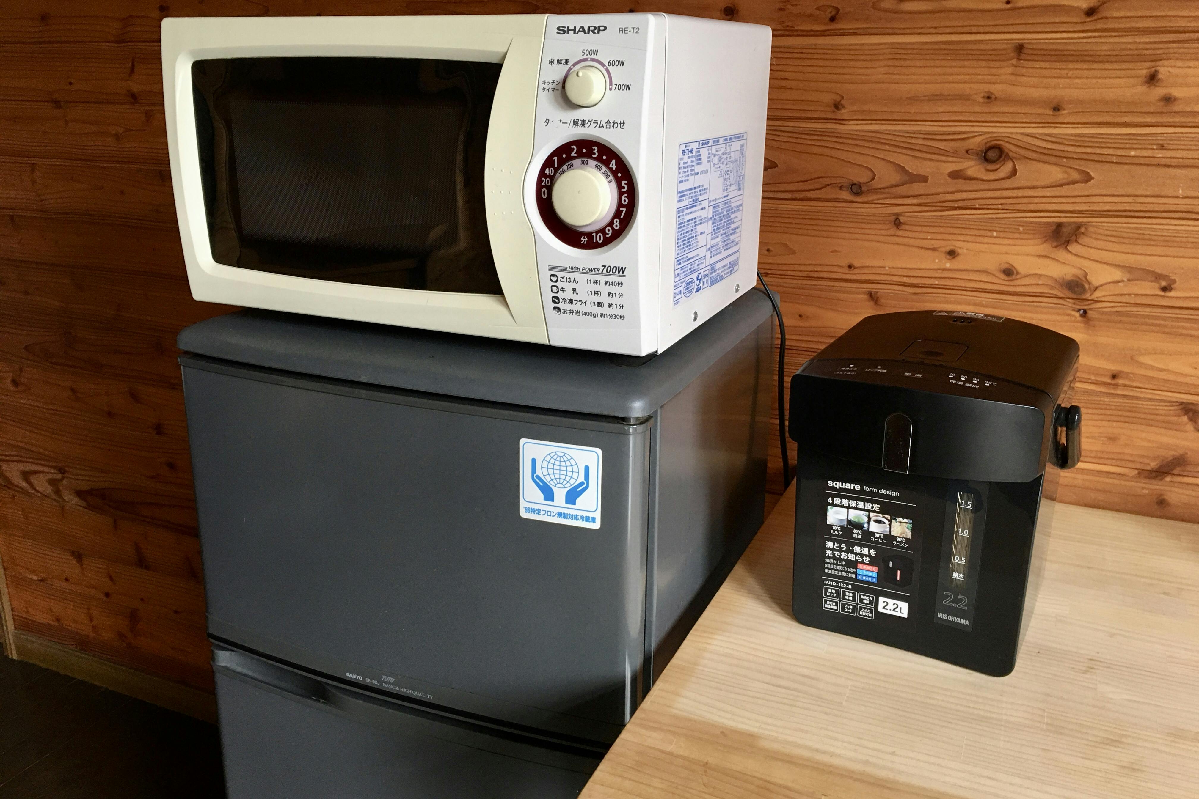 MTGスペースにある冷蔵庫とレンジと湯沸しポットです。 これらは基本料金内でご利用いただけます。