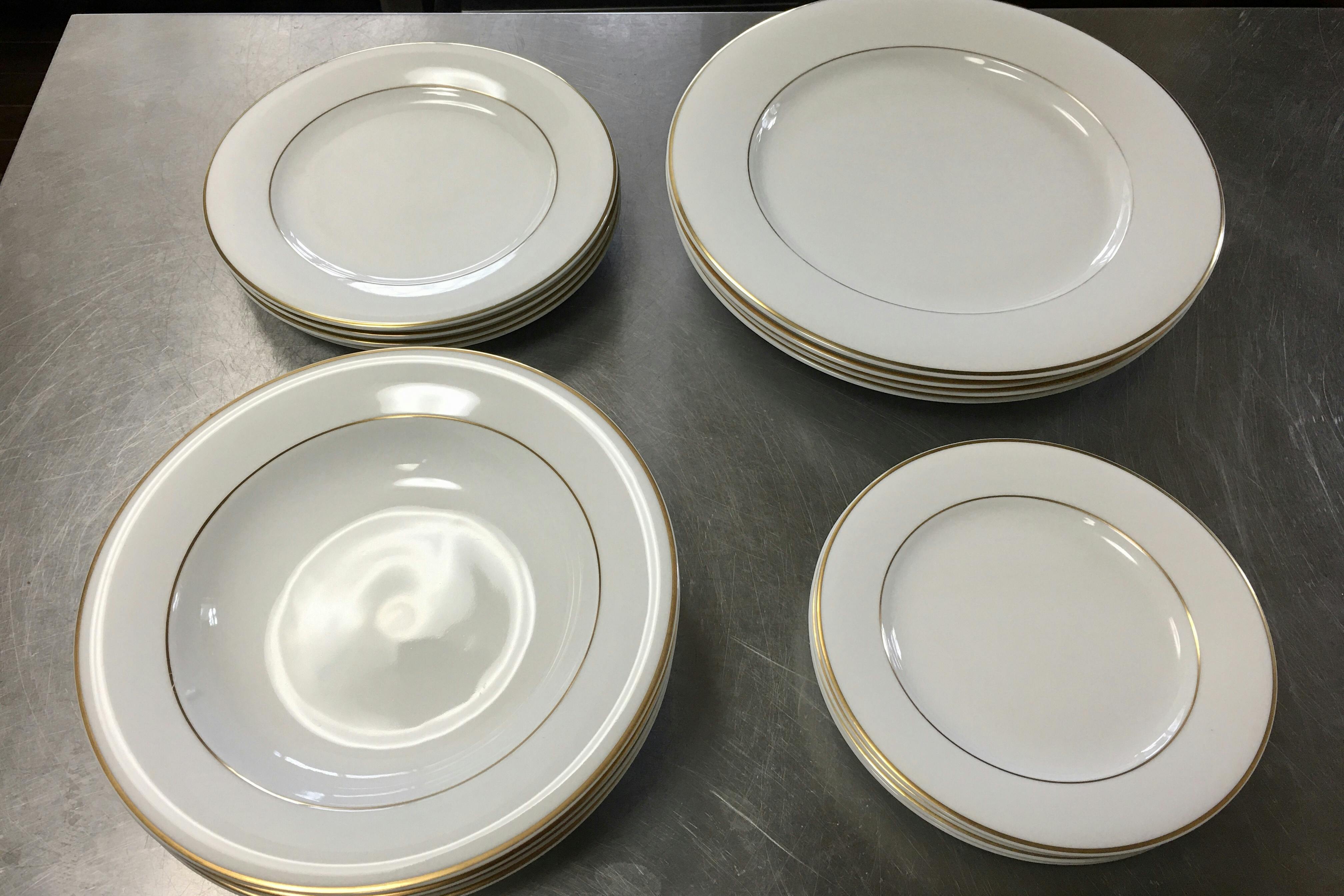 キッチン内の食器類も基本料金内でご利用いただけます。※電子レンジ使用不可