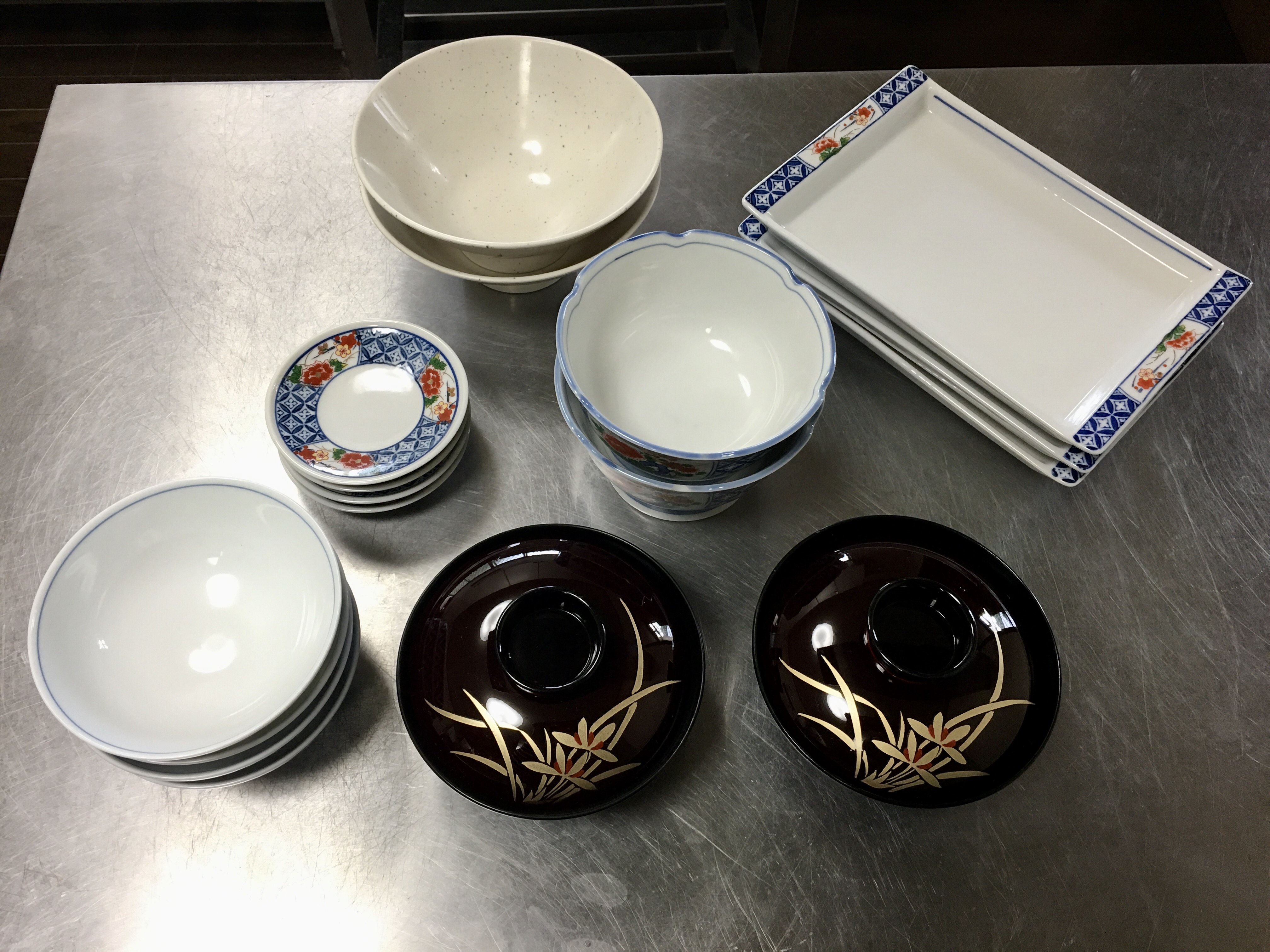 キッチン内の食器類も基本料金内でご利用いただけます。※電子レンジ使用不可