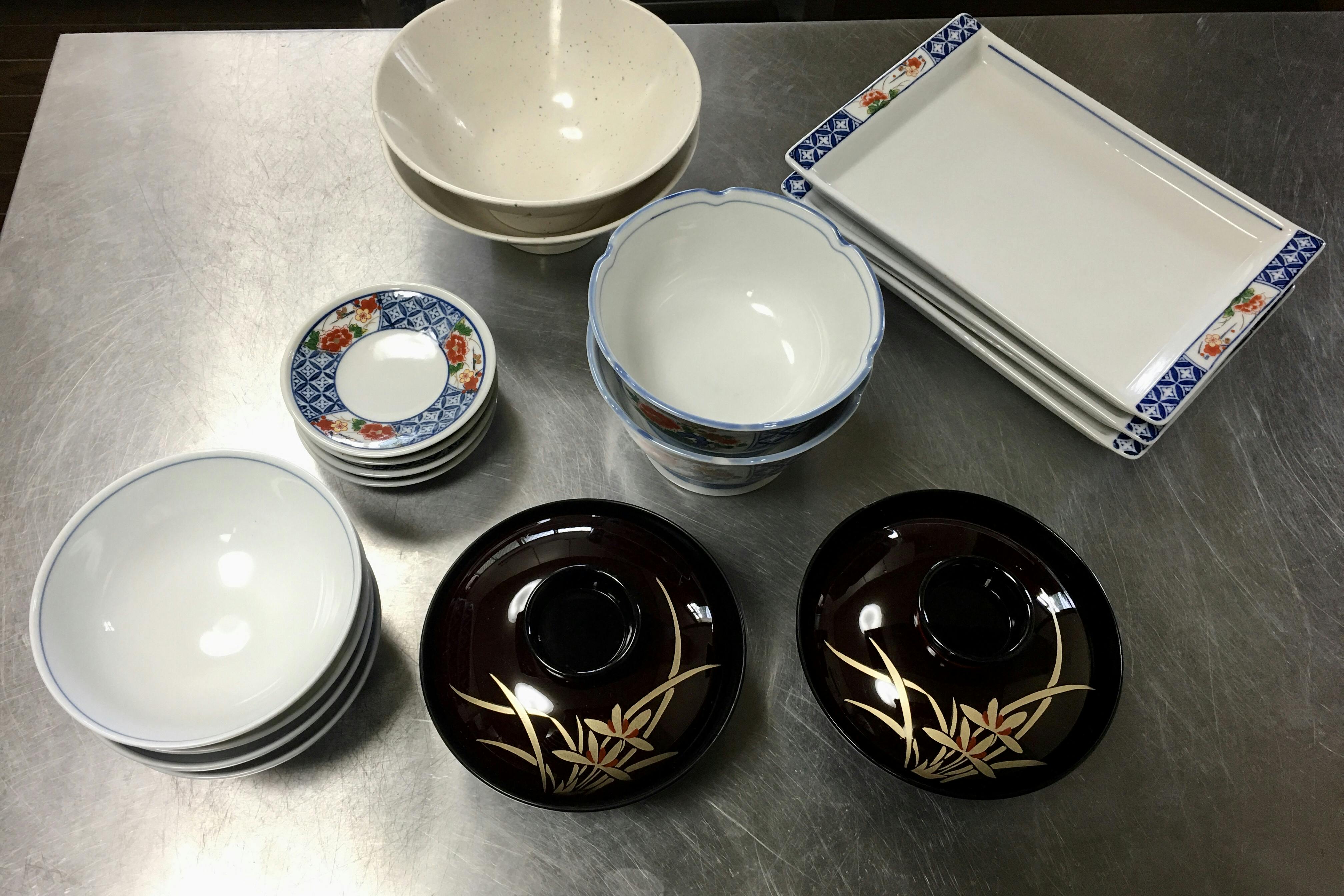 キッチン内の食器類も基本料金内でご利用いただけます。※電子レンジ使用不可