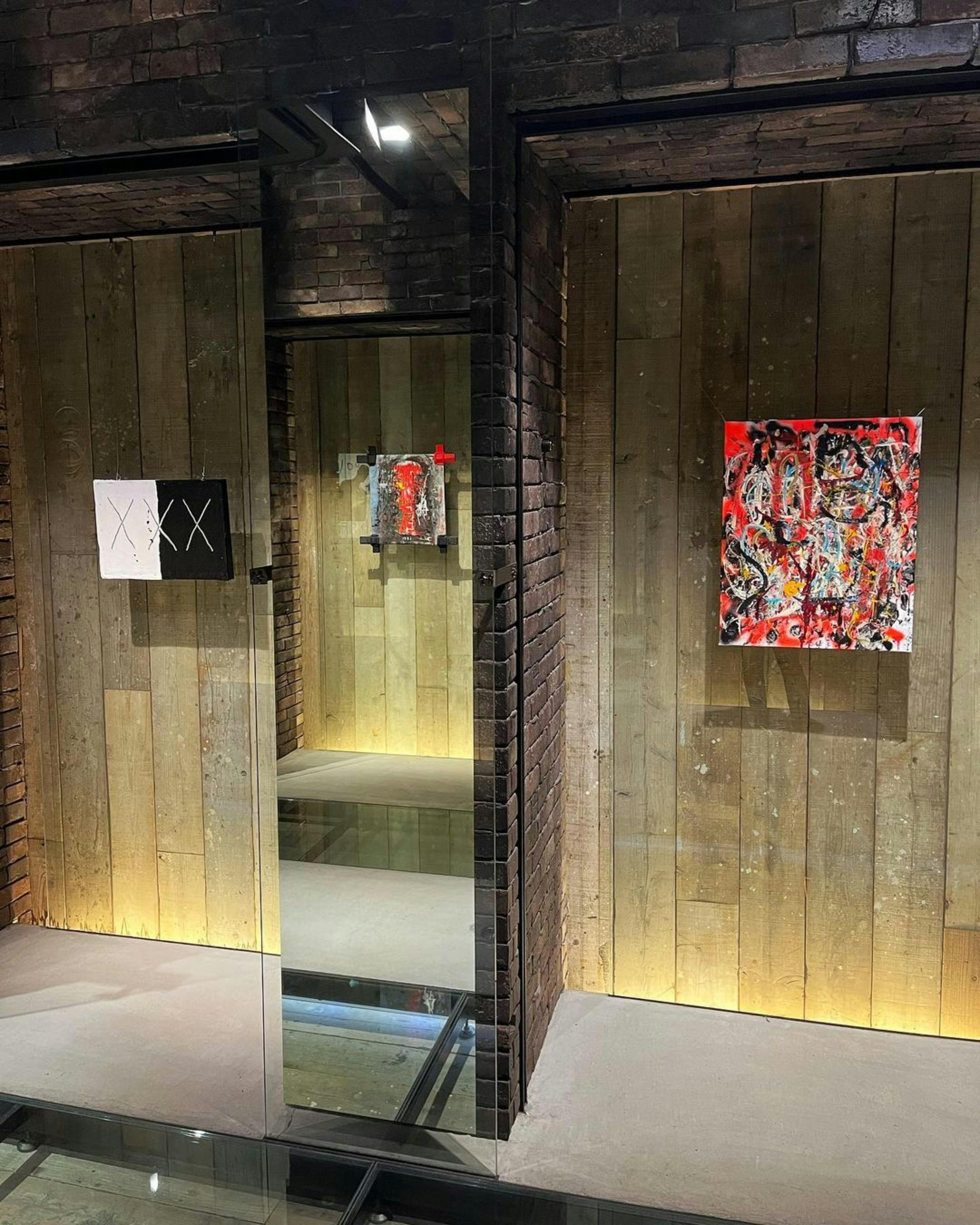 ハンガーバーを外せばピクチャーレールを使いアートの展示などが可能です。