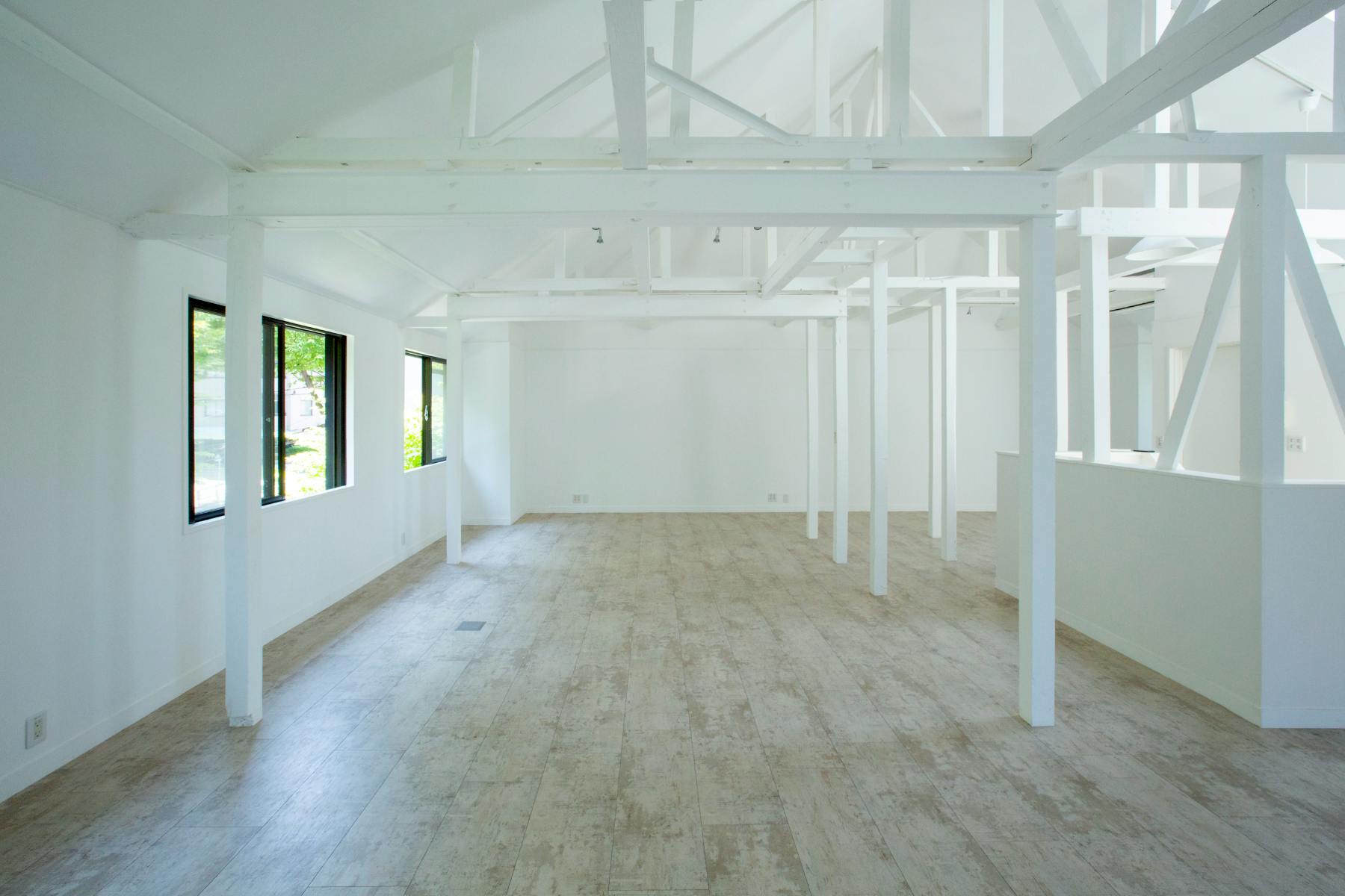 【代々木上原駅5分 / 一軒家 】アパレル展示会、PRイベントに最適な、白を基調とした一棟貸し路面イベントスペース