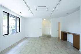 【代々木上原駅5分 / 一軒家 】アパレル展示会、PRイベントに最適な、白を基調とした一棟貸し路面イベントスペース
