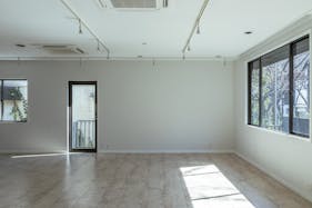 【代々木上原駅5分 / 一軒家 】アパレル展示会、PRイベントに最適な、白を基調とした一棟貸し路面イベントスペース