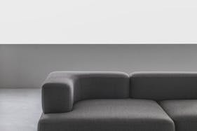 【祐天寺駅5分/1F】アパレル展示会に最適な明るいトーンのスムースモルタルの床と淡いグレーの壁のモダンな中に温かみのある撮影スタジオ