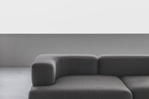 【祐天寺駅5分/1F】アパレル展示会に最適な明るいトーンのスムースモルタルの床と淡いグレーの壁のモダンな中に温かみのある撮影スタジオ